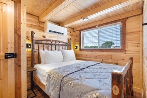 Room - Firelight Cabin | Loft + 2 Baths | Sleeps 8 (Fredericksburg)