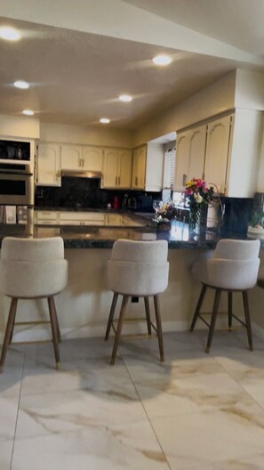 Private kitchen - Charm 3bed, centrally located on the foothills, pet friendly, dinning, shopping. (Tucson)