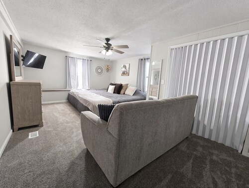 ALASKAN KING BED! POOL TABLE. 1 free 18 holes & golf cart at Woodland Hills Golf
