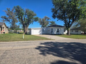 Exterior - ALASKAN KING BED! POOL TABLE. Prime location to Fairgrounds, College & Golf (Fort Scott)