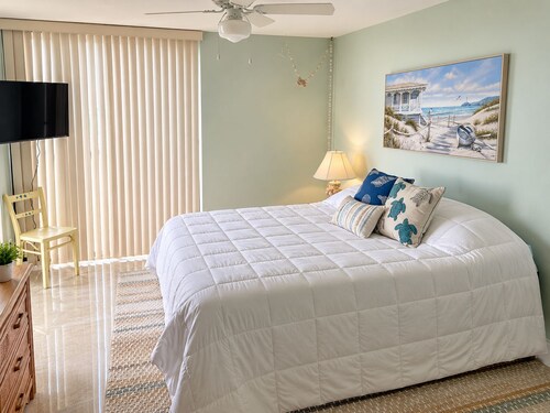 Islandia II Cozy Beachfront 2BR Condo, Ocean & River Views, Hutchinson Island FL