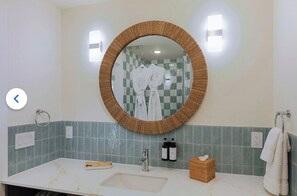 Bathroom - Cozy 1-bedroom hotel suite in peaceful Marathon Yatchs and  fitness room & More (Marathon)