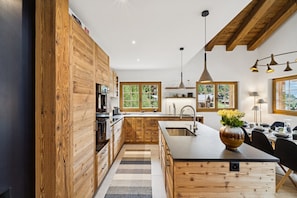 Private kitchen - Chalet La Luge by Mrs. MigginsAn exceptional private retreat in GrimentzBeautifully crafted interior (Grimentz)