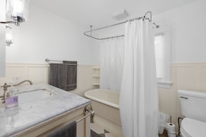 Ein Badezimmer mit Badewanne, Toilette und Waschbecken.