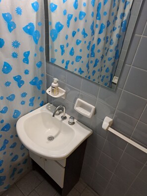 Bathroom - High-floor apartment, 200 meters from the ocean. Perfect for couples. (Mar del Plata)