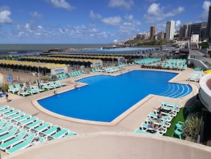 Pool - High-floor apartment, 200 meters from the ocean. Perfect for couples. (Mar del Plata)