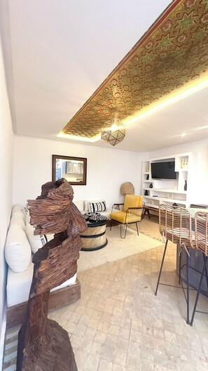 Living area - Fabulous 2-bedroom riad with AC in vibrant Marrakesh (Marrakesh)