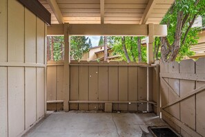 Property grounds - 16 Mountain Shadows 3BR completely remodeled Incline Village Mtn Views (Incline Village)