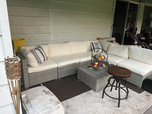 A sectional sofa with a fruit basket and a stool. - 2-bedroom apartment in beautiful Northbrook with AC and comfort (Northbrook)