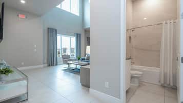 Une salle de bain moderne équipée d’une douche, de toilettes et d’un lavabo.