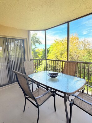 Outdoor dining - Stylish 2BR Condo in the heart of Charlotte County (Punta Gorda)