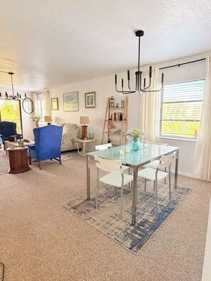 Dining - Stylish 2BR Condo in the heart of Charlotte County (Punta Gorda)