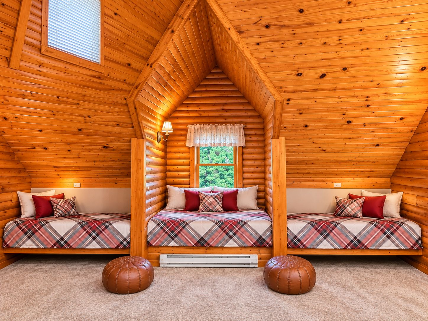 Una habitación tipo cabaña de madera con techo a dos aguas, dos camas con ropa de cama escocesa, una ventana con vistas y una lámpara fijada a la pared.