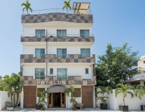 Ein mehrstöckiges Hotel mit modernem Design, mit einem gut sichtbaren 'MAYALUN'-Schild am Eingang.