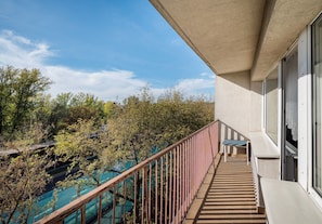 A balcony with a view of trees and a clear sky. - Saska Kępa Homely Apartment (Warszawa)