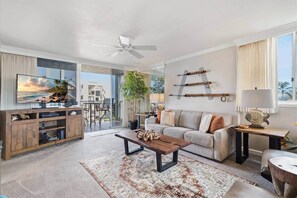 Living area - Updated oceanview 2 bedroom resort condo with AC, walk to shops, beach, & dining (Napili-Honokowai)