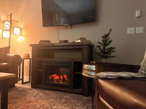 Living area - Timberline Landing: Sandpoint +Schweitzer 2bd/2 bth Escape for up to 6 (Ponderay)