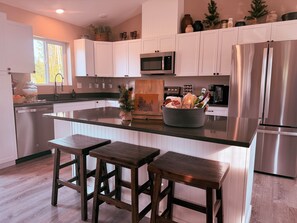 Private kitchen - Timberline Landing: Sandpoint +Schweitzer 2bd/2 bth Escape for up to 6 (Ponderay)