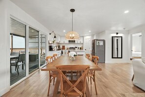 Dining - Beach Access! 2-bedroom cottage in fabulous Lincoln City with AC comfort (Lincoln City)
