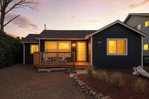 Exterior - Beach Access! 2-bedroom cottage in fabulous Lincoln City with AC comfort (Lincoln City)
