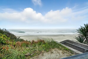 Beach - Beach Access! 2-bedroom cottage in fabulous Lincoln City with AC comfort (Lincoln City)