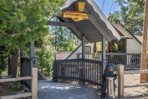 A wooden sign for Eagles Nest Lodge with a number 422. - Cozy 3-bedroom cabin in superb Lake Arrowhead (Lake Arrowhead)