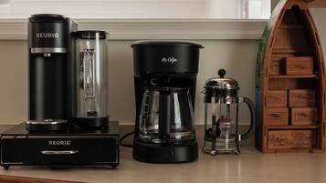 Una cafetera, una Keurig y una jarra de café sobre una encimera de cocina.