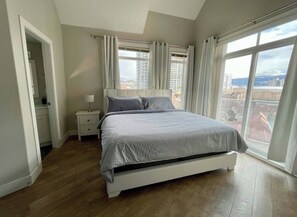 Room - Downtown Waterfront  | 2BR/2BA, Pool & Free Parking (Kelowna)