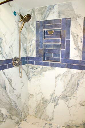 Bathroom - Spacious 4-bedroom house in fantastic Columbus with AC and gym access (Columbus)