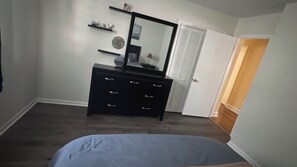 Room - Spacious 4-bedroom house in fantastic Columbus with AC and gym access (Columbus)