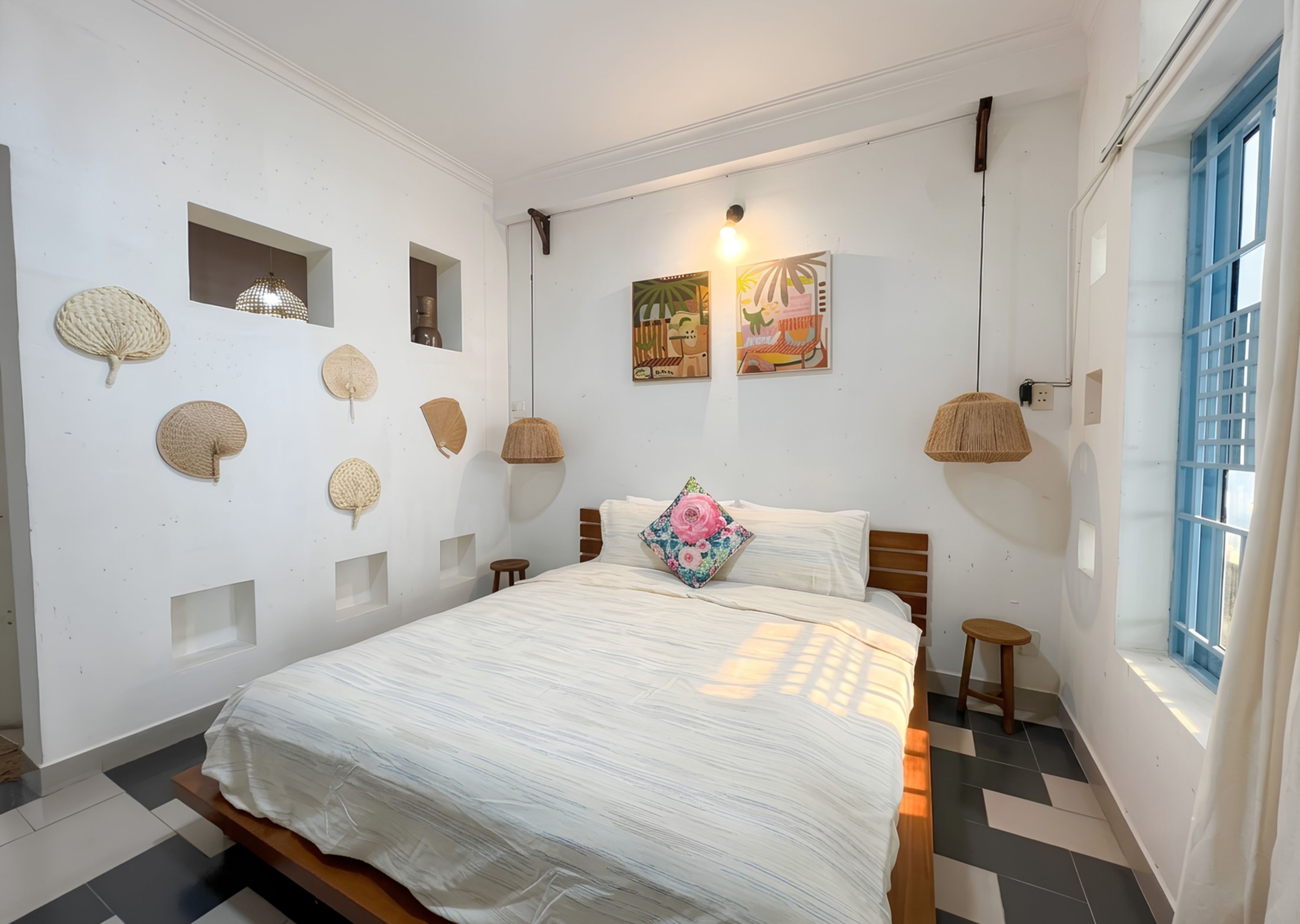 Un dormitorio con cama, ventana y adornos en la pared.