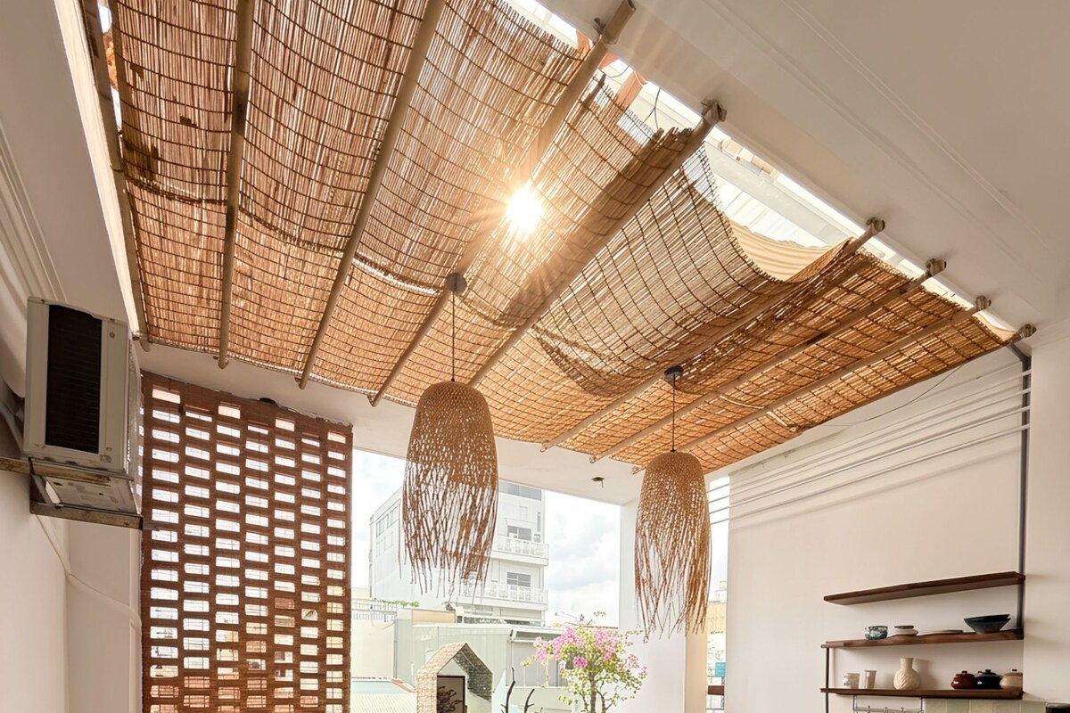 Una cocina moderna con piso a cuadros, una mesa de comedor y un ventanal con vistas al exterior.