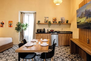 A compact hotel room with a dining area, kitchenette, and a bed. - Hidalgo By Homirent (Santiago de Querétaro)