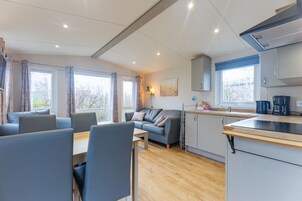 Una cocina moderna con comedor, un sofá y vistas al exterior.