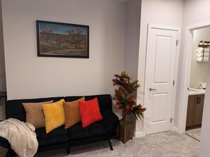 Living area - Luxury Suite in Calgary (Calgary)