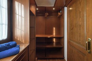 A wooden closet with hanging space and a bench. - Villa Europa: Private Pool and Space for Families and Groups (Nazaret)