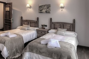 Room - Hotel y Restaurante El Estanco (El Hoyo de Pinares)