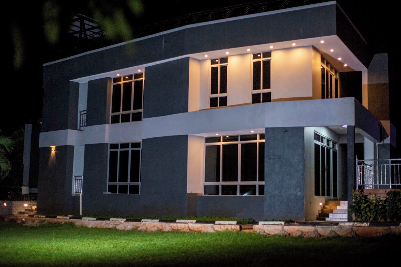 Un edificio moderno de dos pisos con amplias ventanas y techo plano.