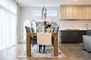 Dining - Luxury Bedford Retreat| Sleep 8| Near Halifax| Blue Mountain Trails| Kearny Lake (Halifax)