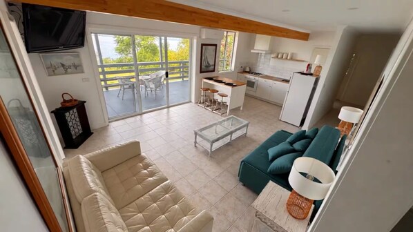 A modern living room with a sofa, a coffee table, and a TV. - Lake & Sky Metung – Best Views, Walk to Beach, Hot Springs & Town (Metung)