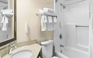 Ein Badezimmer mit Waschbecken, Toilette und Badewanne.