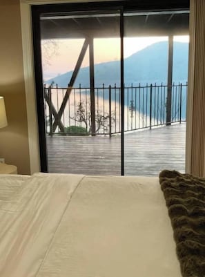 Room - Yosemite & Millerton Lake Front Retreat (Friant)