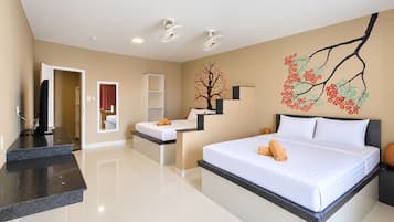 Una habitación de hotel moderna con una cama grande, un escritorio y una escalera.