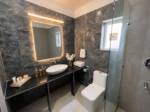 Bathroom - Dahabi Divine Himalayan Resort (Mukteshwar)