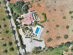 An aerial view of a property with a swimming pool, a tennis court, and a landscaped garden. - 1-bedroom Finca (Santa Margalida)
