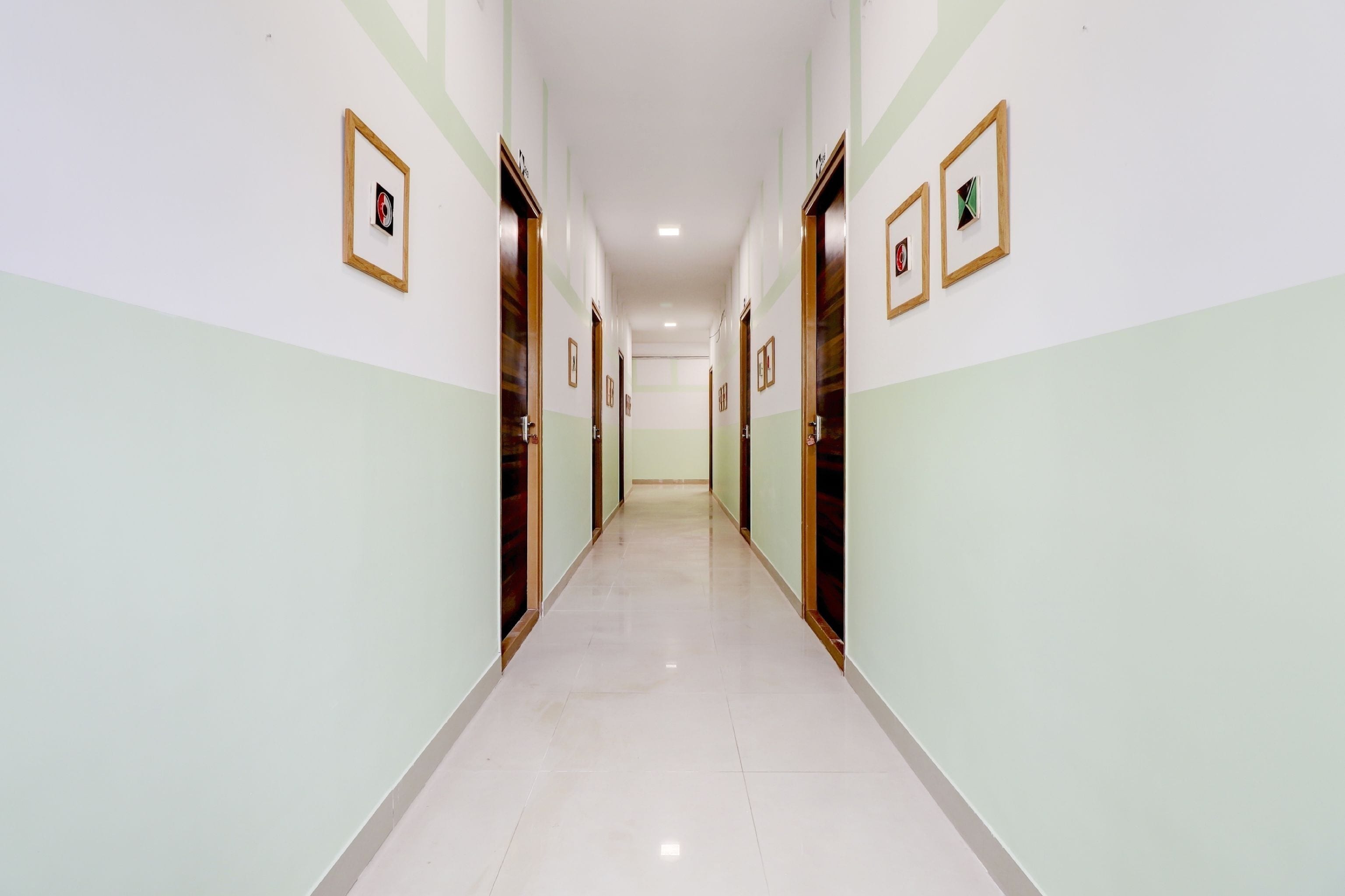 Un pasillo con puertas a ambos lados, que conduce a habitaciones individuales.