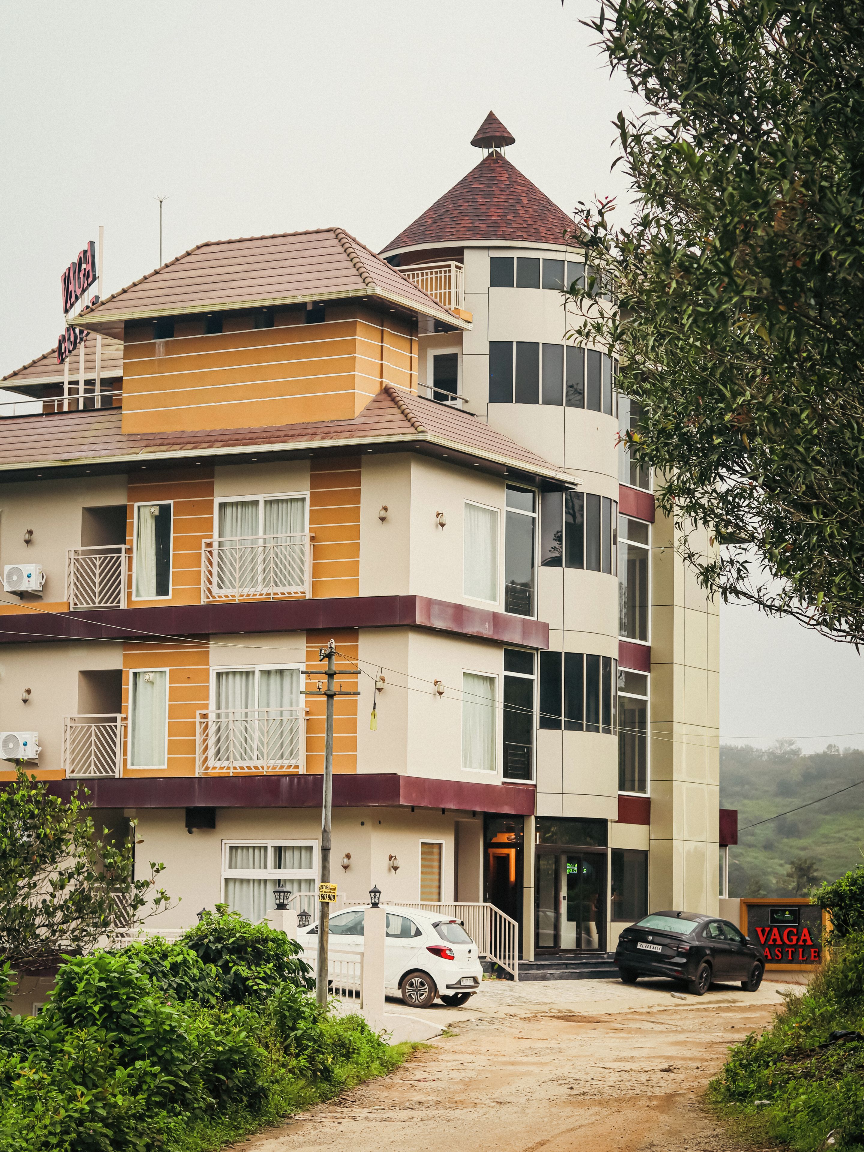 Un hotel de varios pisos con un estilo arquitectónico particular, que combina balcones y grandes ventanales.