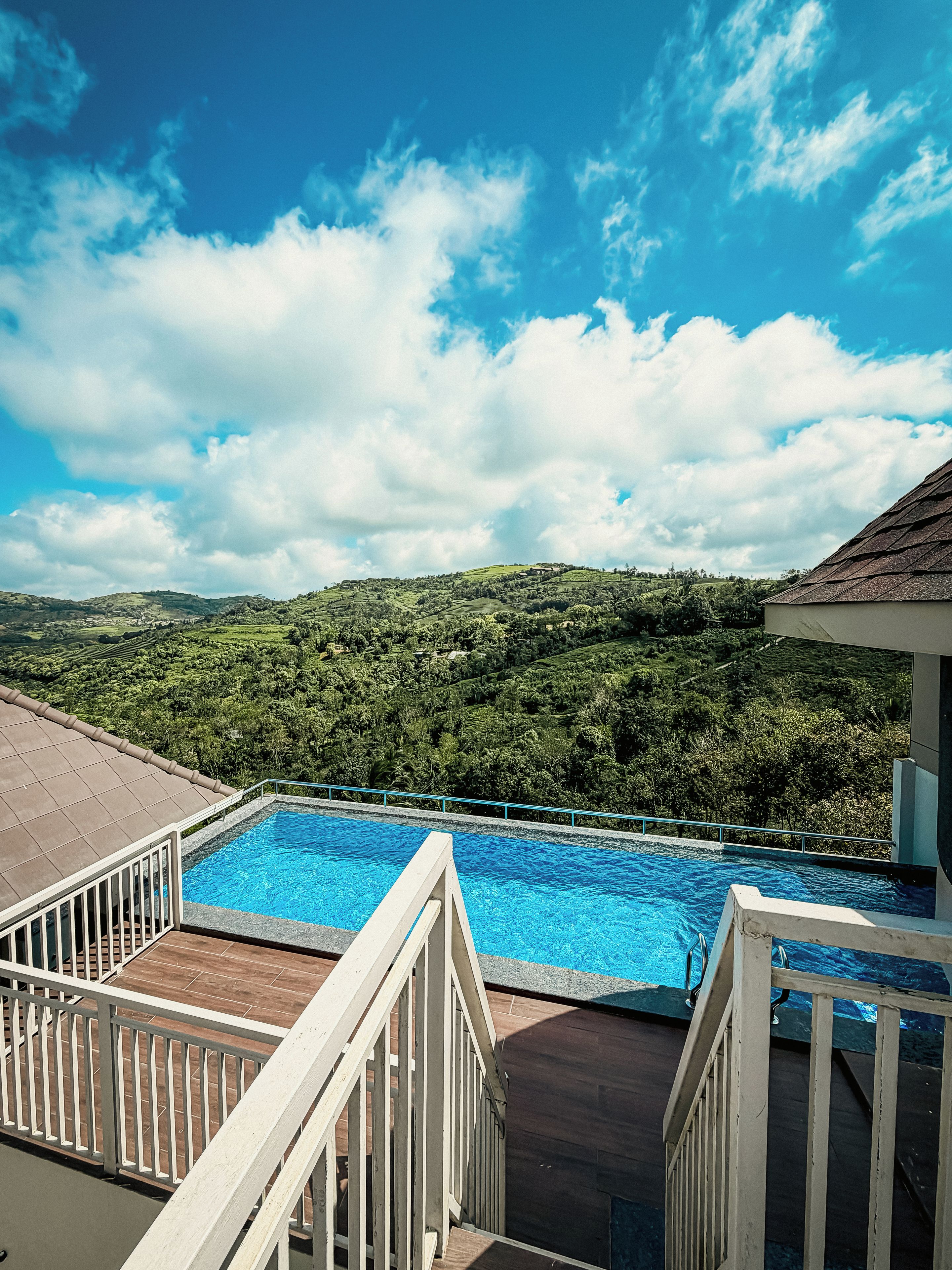 Una piscina con vistas a un paisaje montañoso.