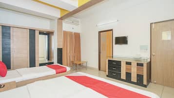 Ein Hotelzimmer mit Bett, Schreibtisch, Kleiderschrank und Klimaanlage.