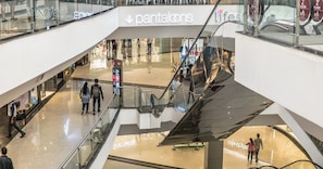 Un centre comercial de diversos nivells amb botigues visibles com Pantaloons i un rètol que diu Royal Meenakshi Mall.